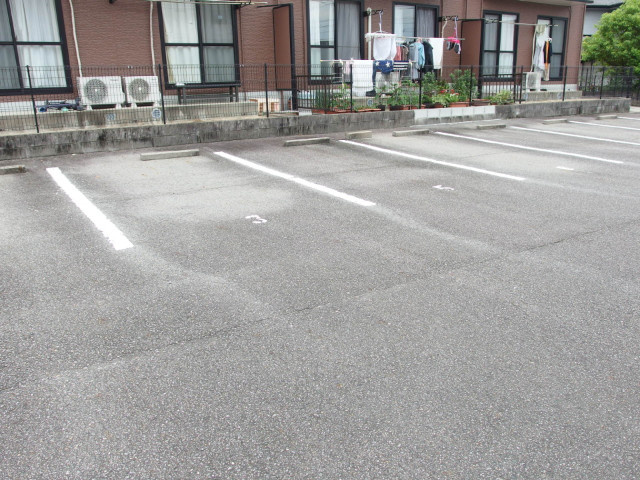 ハートホーム美川Ａの駐車場