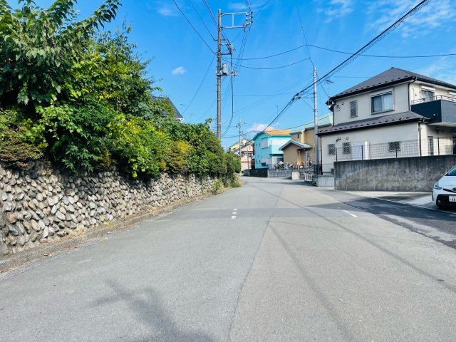 あきる野市野辺　古家付売地の前面道路含む現地写真