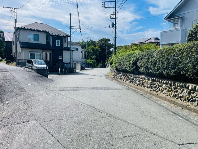 あきる野市野辺　古家付売地の前面道路含む現地写真