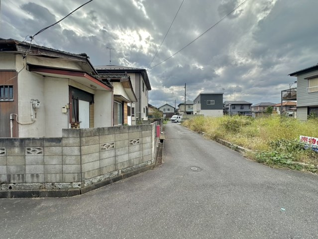 牛久市岡見町中古物件の前面道路含む現地写真
