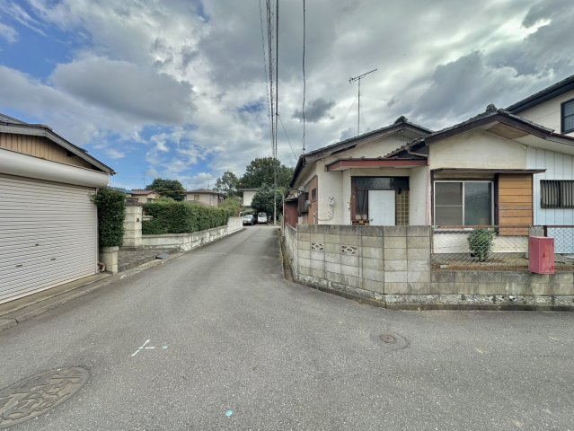 牛久市岡見町中古物件の前面道路含む現地写真