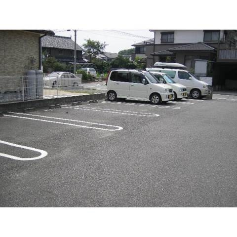 グリーンヒル二光の駐車場