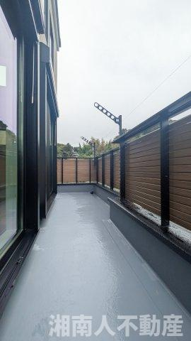 藤沢市片瀬３丁目４－５２新築戸建てのバルコニー|暖かな日差しのふりそそぐバルコニー