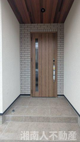 藤沢市片瀬３丁目４－５２新築戸建ての玄関|収納もある玄関です