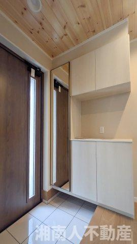 藤沢市片瀬３丁目４－５２新築戸建ての玄関|ゆったりとした玄関です