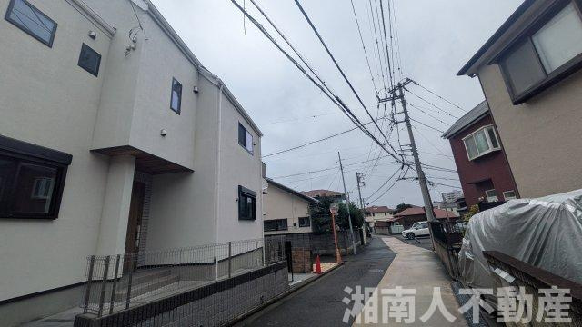 藤沢市片瀬３丁目４－５２新築戸建ての前面道路含む現地写真|前面道路含む現地写真です