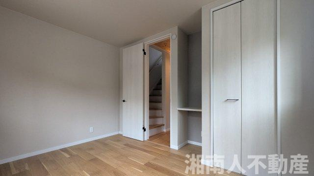 藤沢市片瀬３丁目４－５２新築戸建ての洋室|落ち着いた色調の洋室です