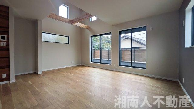 藤沢市片瀬３丁目４－５２新築戸建ての居間・リビング|おしゃれな居間です
