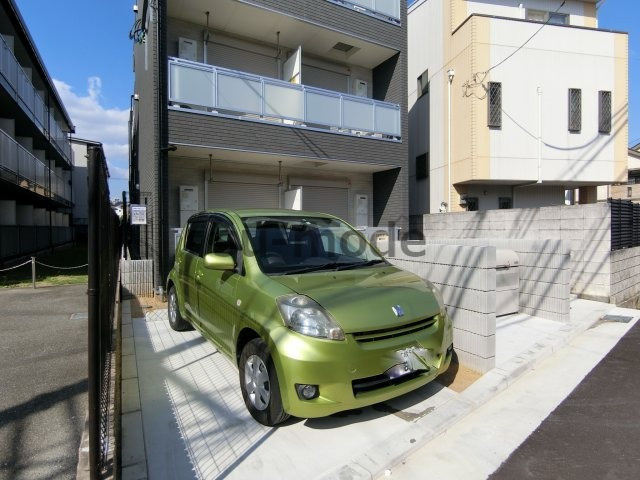リブリ・千里丘の駐車場