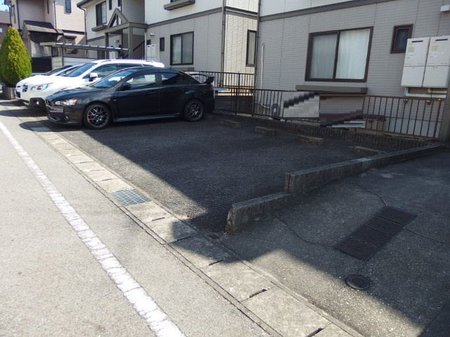 ジュネスＩＷＡＺＵⅡの駐車場