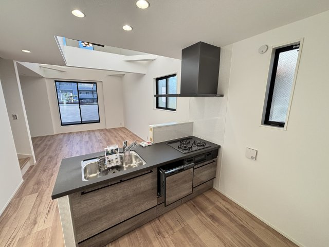 MELDIA瑞穂区松月町508②｜名古屋市の戸建ならホームアップのキッチン|お子様を見守りながらお料理ができるオープン対面キッチン