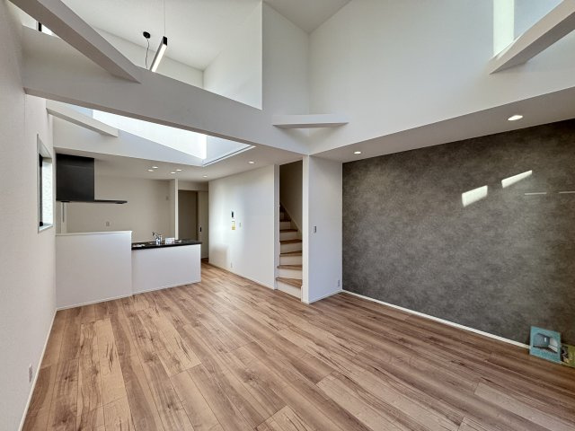 MELDIA瑞穂区松月町508②｜名古屋市の戸建ならホームアップの居間・リビング|南から陽射しが入り明るいリビング