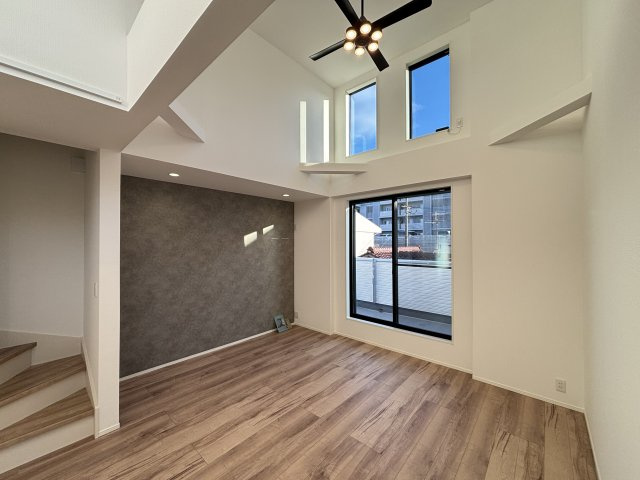 MELDIA瑞穂区松月町508②｜名古屋市の戸建ならホームアップの居間・リビング|吹抜のあるリビング