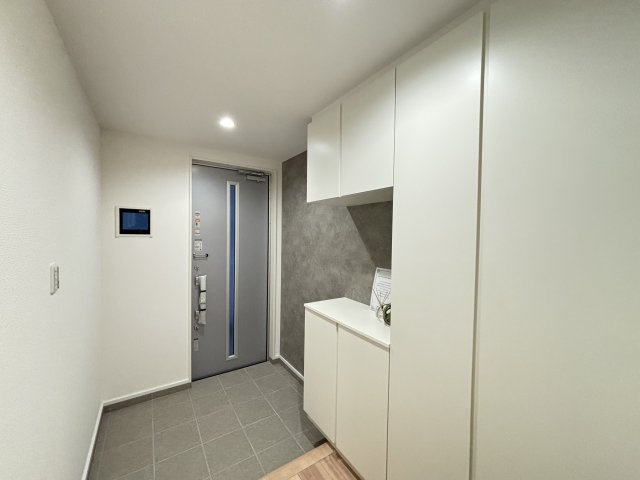 MELDIA瑞穂区松月町508②｜名古屋市の戸建ならホームアップの玄関|収納力あるシューズボックス付き