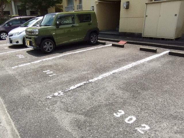 コーポ征常の駐車場