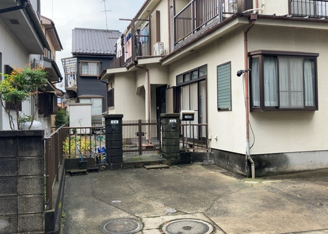 【玄関】 | 玄関は家の顔でもあり、家族以外の目にも止まる場所です。玄関は外との間を仕切る扉、靴などをしまっておく収納スペース、靴脱ぎのたたきスペース、来客とのやり取りをするドアホンなど複数のアイテムからなります。