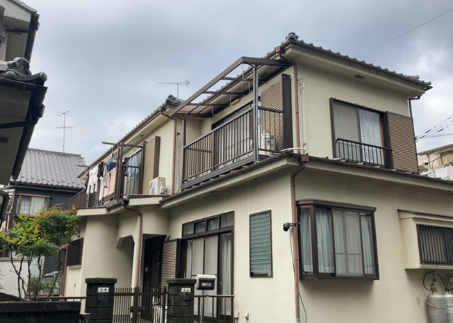 【外観】 | バルコニーは、室外の専用スペースのうち、「屋根がなく開放された空間」であるものを指します。ベランダより広いタイプのものが多く、日当たりもよいため家庭菜園などを楽しみたい人にとって適した環境となります。