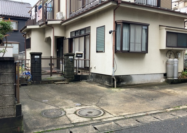 【設備】 | 敷地内に散水栓や立水栓があると便利です。水道水を直接利用できるため、水を運ぶ手間を省くことが出来ます。大量の水を必要とする洗車作業や清掃などに役立ちます。その他設備とあわせて、現地でご確認ください。