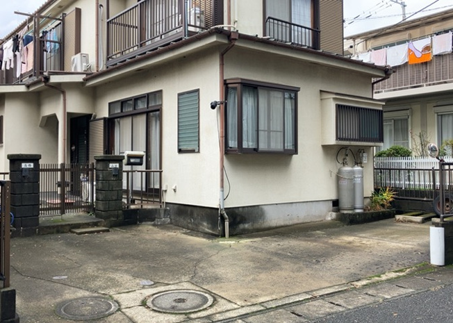 【冷暖房・空調設備】 | 床下換気口は、床下に湿気がこもることを防ぎ、効果的に換気を行うために設置されています。床下換気口が設置されていない建物は、基礎パッキング工法などにより換気を行なっています。詳細は現地でご確認ください。