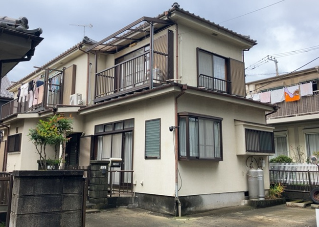 【外観】 | 現地に行くなら、物件の周囲の地形がどうなっているかを見ることも大切です。周辺より低くなっている土地では、大雨などで水が集まりやすいため、地盤が弱くなっているということも考えられるため、注意が必要です。