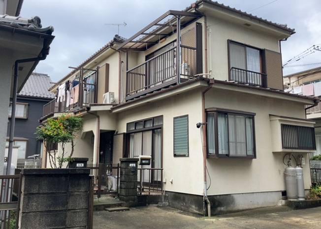【外観】 | 東側道路の場合は居室を南向きに設計しやすいため、朝日が入りやすいというメリットがあります。一方、西側道路も東側同様に居室を南向きに設計しやすいのですが、住宅地だと朝日が入りにくいという弱点があります。
