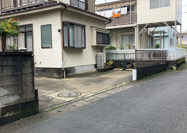 【駐車場】 | 車一台あたりに必要なスペースは、標準サイズの普通自動車で横幅2m50cm、長さ5mは必要になります。ただし、乗降のことも考慮して横幅3m30cm、長さ5m50cmほどは確保できるところを選びましょう。