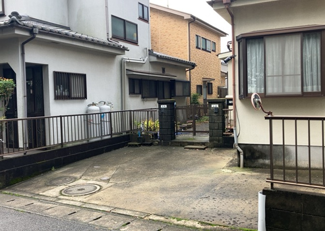 【庭】 | 庭のある家に住むことのメリットとして、子どもたちの遊び場を確保できること、ガーデニングや家庭菜園を楽しめること、明るさを確保できることがあります。また、配置を工夫することでプライバシーが確保できます。