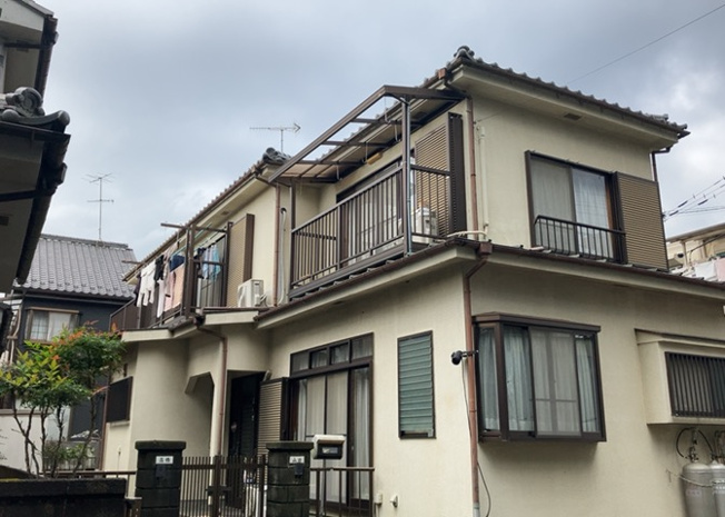 【外観】 | バルコニーは、建物内から室外へ楽に出入りできる便利なスペースです。また、バルコニーには手すりを付けることが義務付けられており、手すりの高さは110cm以上で施工することが建築基準法で定められています。