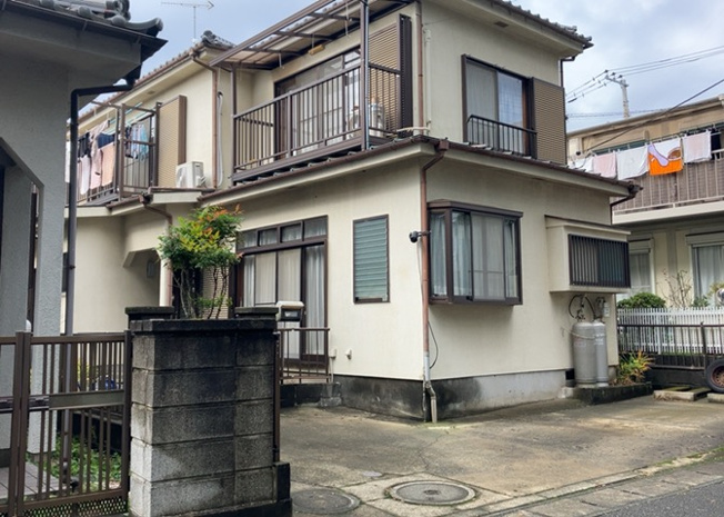 【外観】 | 住宅用の土地では前面道路に2m以上接していなければならないと法律で定められています。しかし、お持ちの車のサイズやライフスタイルなどにより、2mでは利便が悪い場合もございますので、事前に確認しましょう。