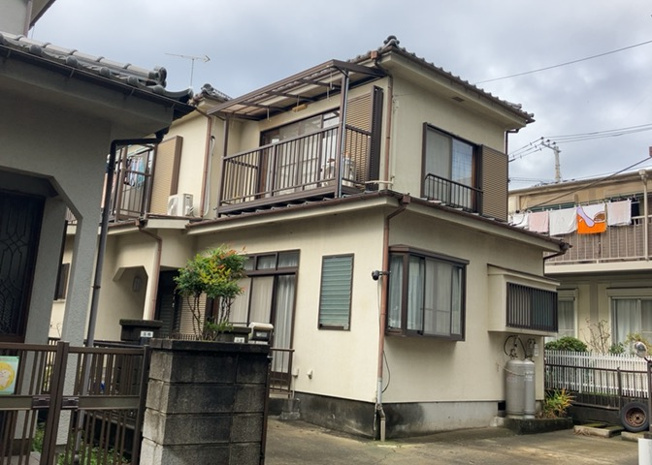 【外観】 | 道幅が広い場所は日当たりや風通が良好です。幅が広いのですれ違いも可能ですし大きな車でも駐車可能！一方で、大型車が通ることも多くなるため交通量の増加により騒音に繋がります。また土地の値段が高くなります。