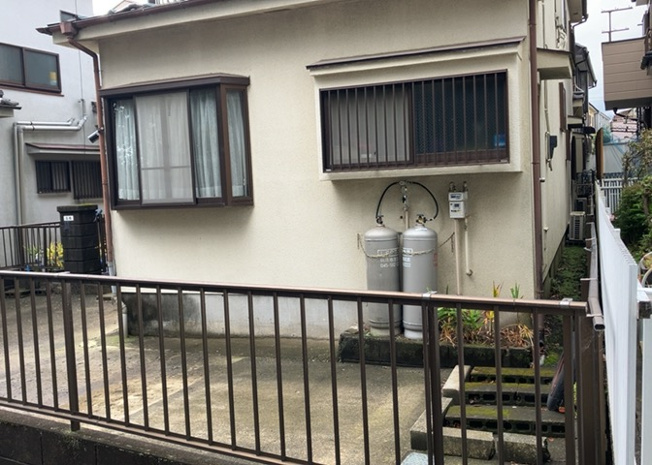 【庭】 | 庭があることでガーデニングや家庭菜園はもちろん、こどもの遊び場やペットを放して遊ぶことができます。また、家の周囲に余裕があるということです。隣地との間があれば、十分な日当たりと、風通しが確保できます。