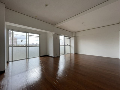 【居間・リビング】 | 新豊里ハイツ | 明るくて広いリビングです。