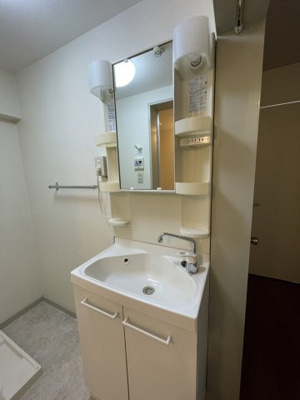 【独立洗面台】 | 新豊里ハイツ | きれいな洗面所です。