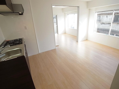 【居間・リビング】 | ラメゾン小河通 | リビング、美麗改装され大変清潔感があります