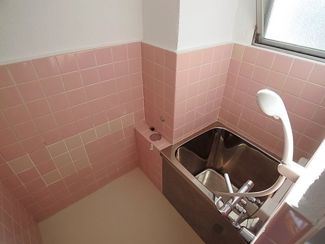 ラメゾン小河通の浴室|シングルレバーの窓付きバスルーム