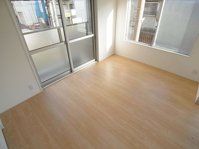 【内装】 | ラメゾン小河通 | 日当たり、風通しも良好の明るい洋室