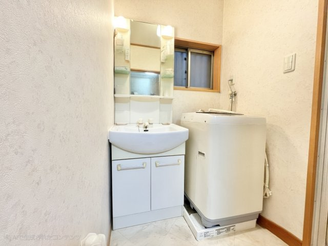 枚方市東船橋1丁目　中古一戸建ての独立洗面台|キッチンとつながった洗面・ランドリースペース♪家事動線も良好♪