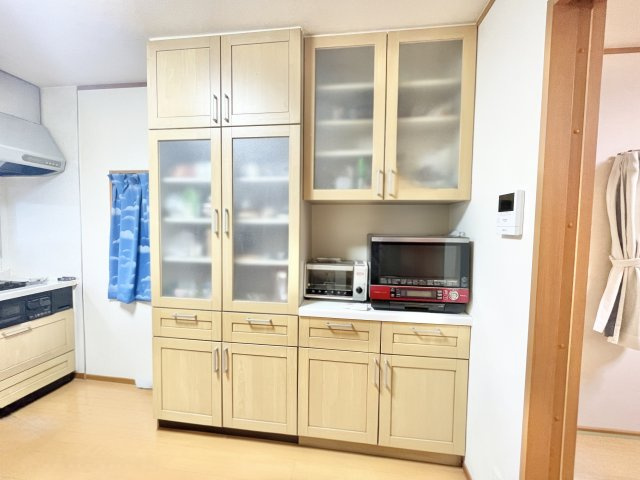 枚方市東船橋1丁目　中古一戸建ての収納|備え付けの大型食器棚♪