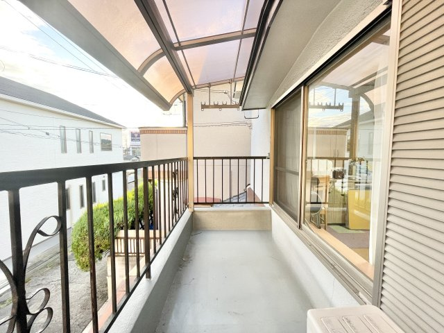 枚方市東船橋1丁目　中古一戸建てのバルコニー|南面バルコニーは日当たり良好♪テラス屋根付きで雨の日の洗濯も安心♪