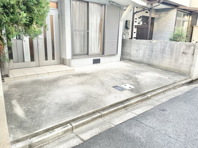 枚方市東船橋1丁目　中古一戸建ての駐車場|駐車場サイズ：幅約5.2ｍ、奥行き約3.7ｍ