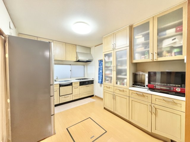 枚方市東船橋1丁目　中古一戸建てのキッチン|大型食器棚付き♪家事のしやすいダイニングキッチン♪