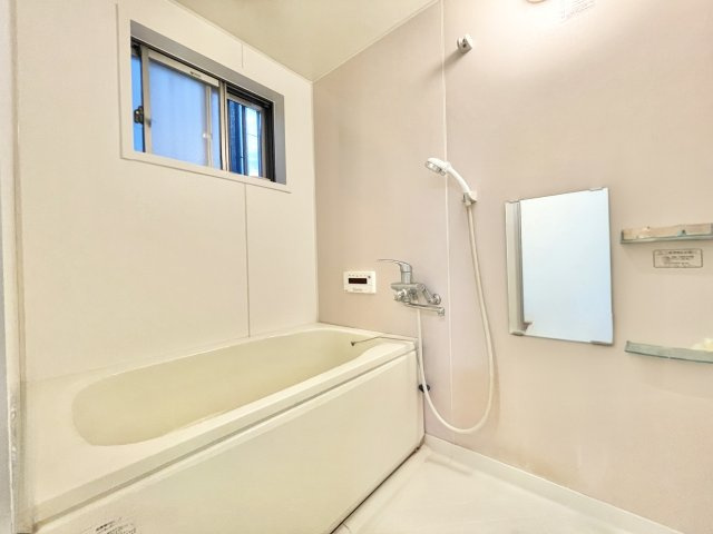 枚方市東船橋1丁目　中古一戸建ての浴室|明るい基調のバスルーム♪