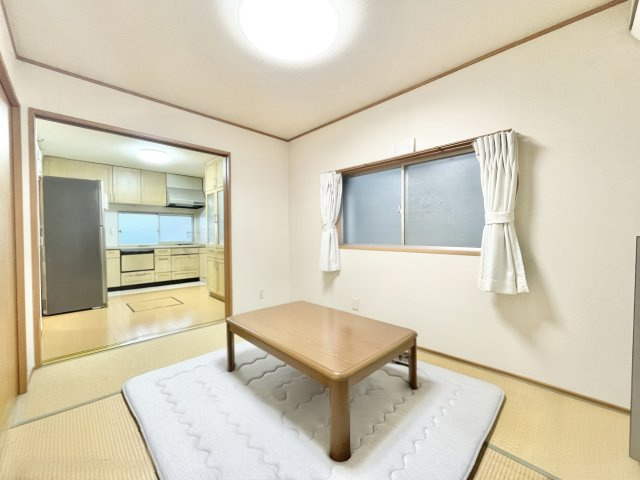 枚方市東船橋1丁目　中古一戸建ての和室|ダイニングキッチンつながりの和室♪冬はこたつを置いてのんびり休日を過ごすのもいいですね♪