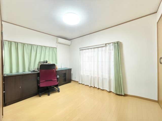 枚方市東船橋1丁目　中古一戸建ての子供部屋|南面バルコニーに面した明るい洋室♪