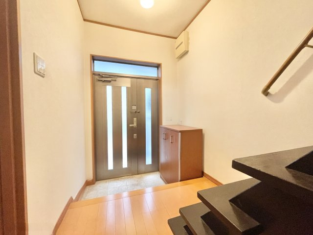 枚方市東船橋1丁目　中古一戸建ての玄関|広々開放的な玄関♪