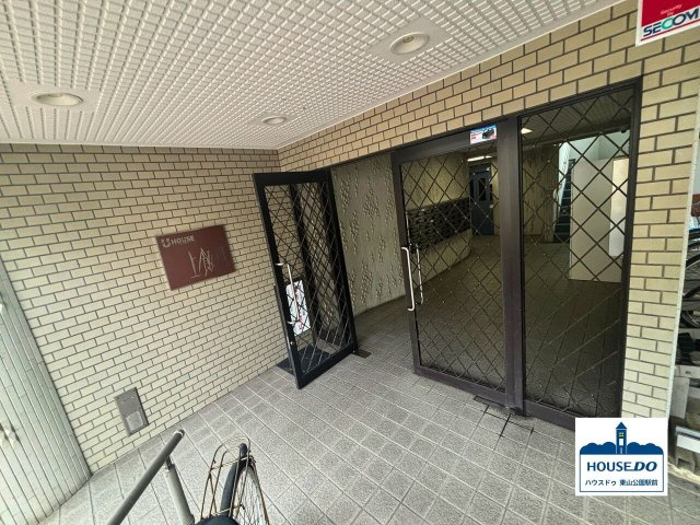 上飯田駅まで徒歩約3分！陽当たり＆眺望良好！ユーハウス上飯田のエントランス|ナチュラルテイストなエントランスは、住まう方を心地よく迎え入れてくれそう