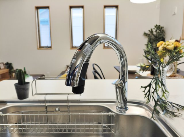 杉並区上荻3丁目 限定1棟のキッチン|水栓部分を触らずに手を洗うことができるので衛生的に使用でき、使用頻度の高いキッチン水栓では家事効率もUPいたします
クリアな水が毎日使え、見た目にもスマートな浄水器一体
