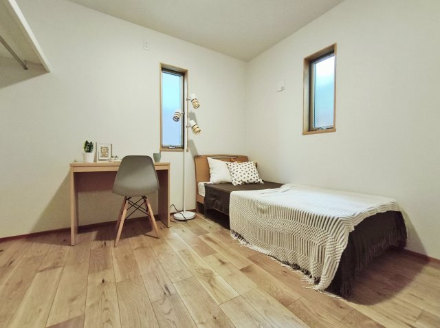 杉並区上荻3丁目 限定1棟の洋室|1階4.5帖洋室(納戸表記)
壁面にはオープンクローゼット付
お子様部屋の他、書斎や趣味のお部屋にもお使いいただけます