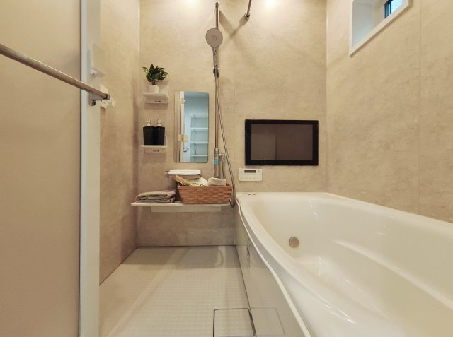 杉並区上荻3丁目 限定1棟の浴室|ゆったりとお寛ぎいただける一坪タイプのユニットバス
お子様とのご入浴も快適な広さです
リラックスタイムに嬉しい浴室TV付です