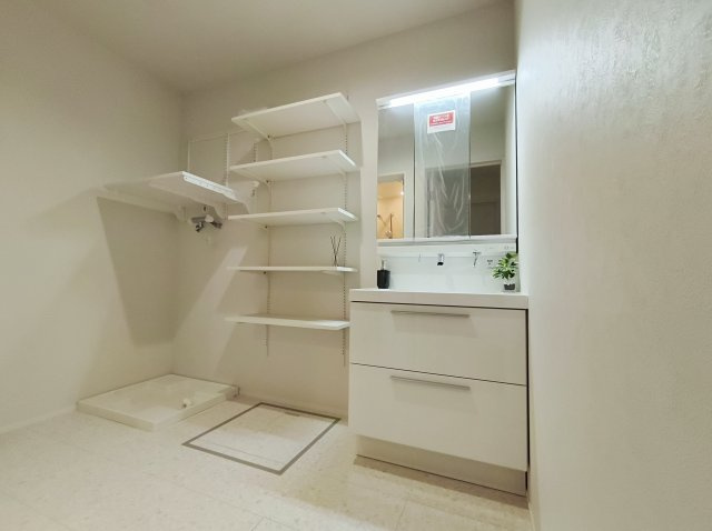 杉並区上荻3丁目 限定1棟の洗面所|広々とした洗面スペース
リネン棚も設けスッキリとお使いいただけます